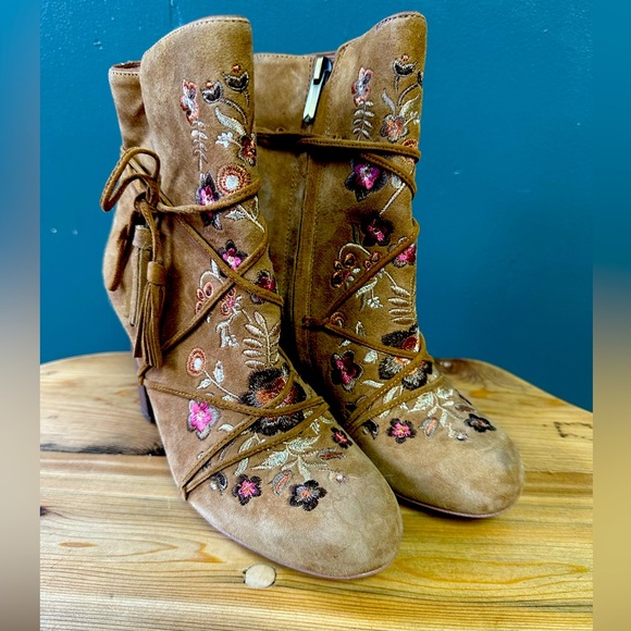 SAM EDELMAN Winnie Anthropologie Tan Suede Floral Embroidered Lace Ankle Boots 5 - Picture 2 of 8